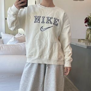 VINTAGE NIKE Embroidered sweatshirt crewneck- cream- size XL